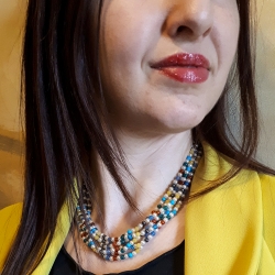 Collana da donna, Multifilo e Multicolor, composta da pietre dure diverse e perle piena perlagione.